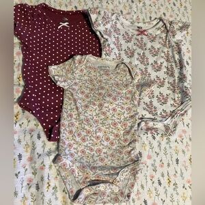 ❤️3 pieces❤️Carter's & HB Burgundy and Floral Baby Onesies bundle lot 0-3 months